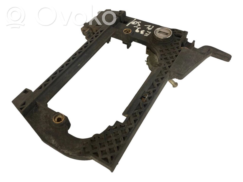 Holder/bracket for external opening handle at the front