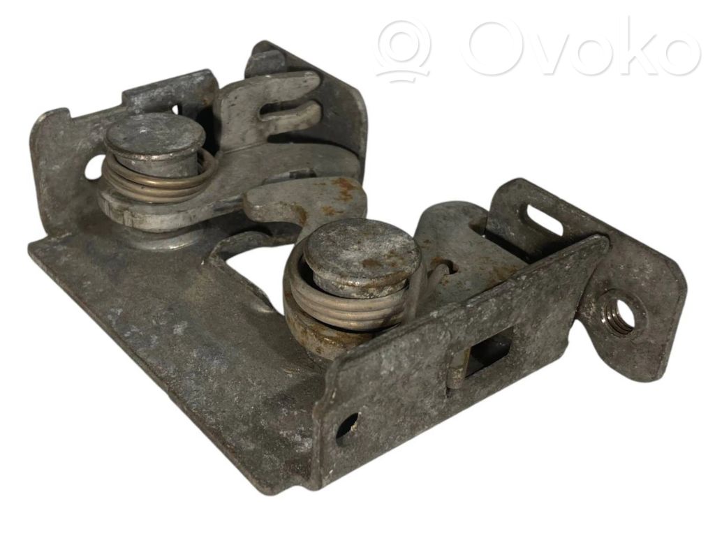 Dzinēja pārsega slēdzene