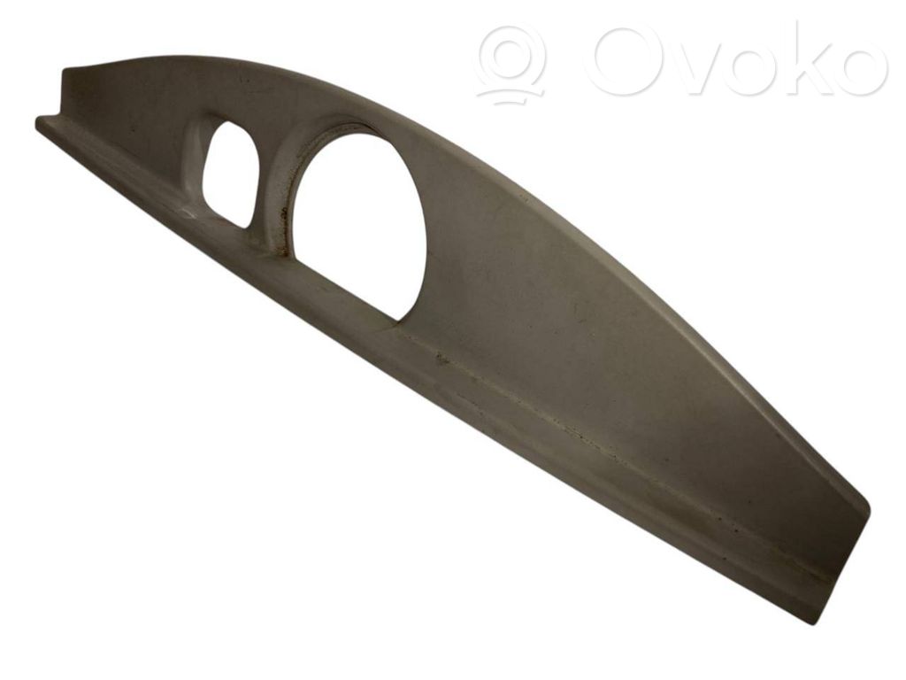 Augšējā dekoratīvā apdare (pie loga)