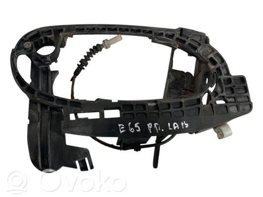 Priekšpusē turētājs / kronšteins ārējam atvēršanas rokturim