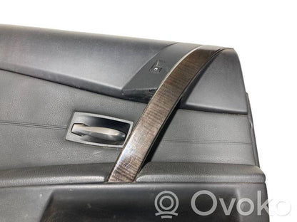 Apšuvums aizmugurējām durvīm