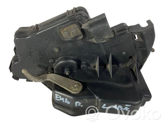 Priekšpusē slēdzene