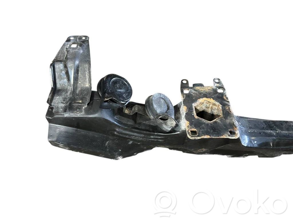 Priekšpusē bampera sija / balka