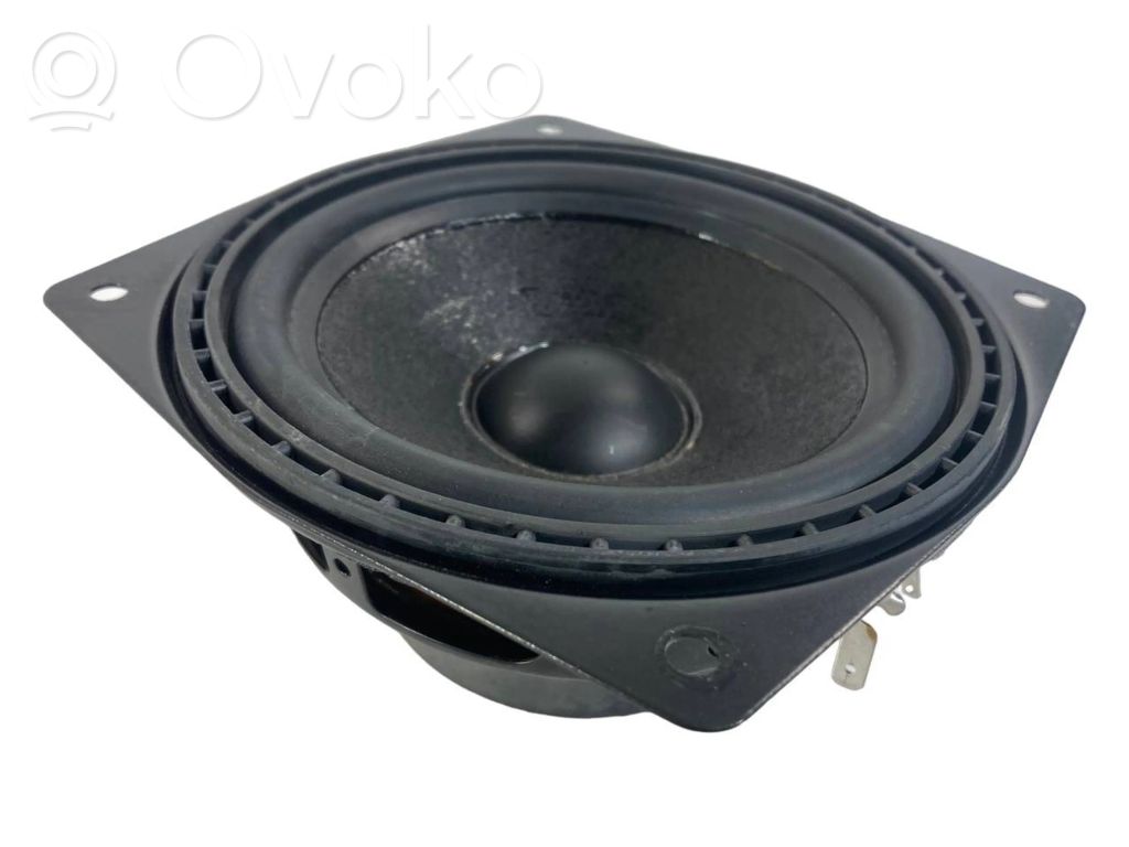 Skaļrunis (-i) aizmugurējā palodzē