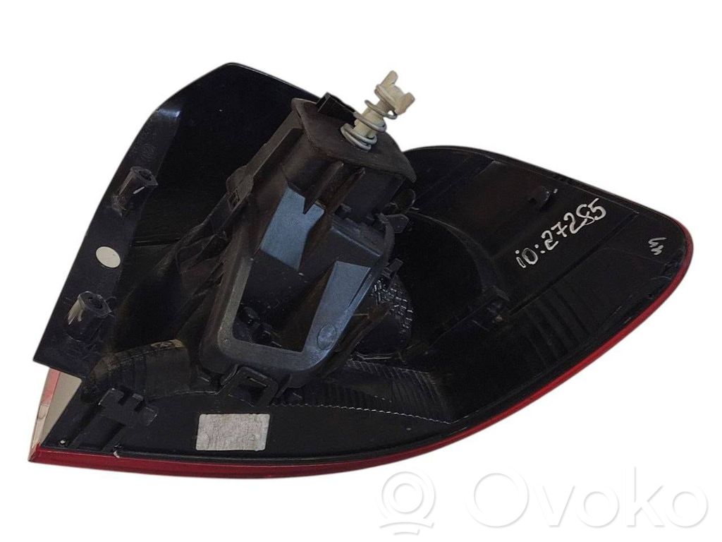 Aizmugurējais lukturis virsbūvē