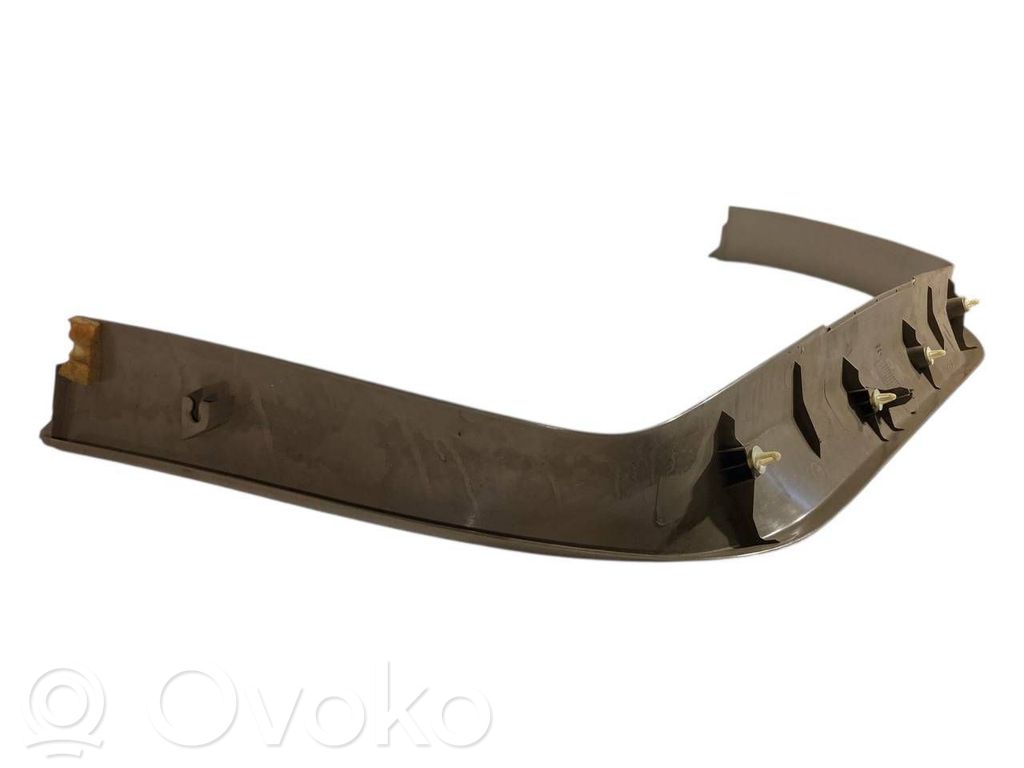 Augšējā dekoratīvā apdare (pie loga)