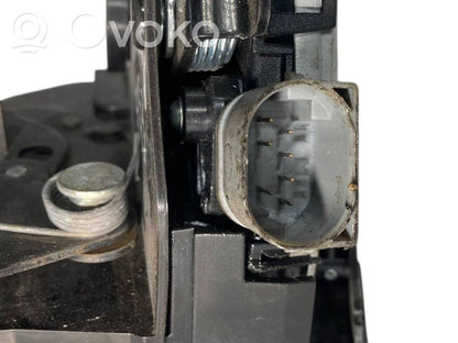 Priekšpusē slēdzene