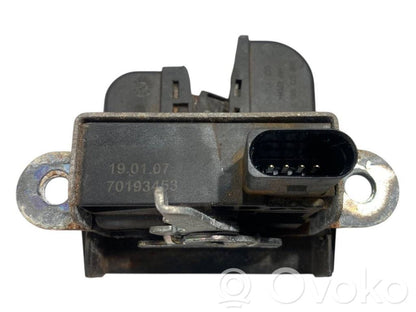 Aizmugurējā pārsega slēdzene