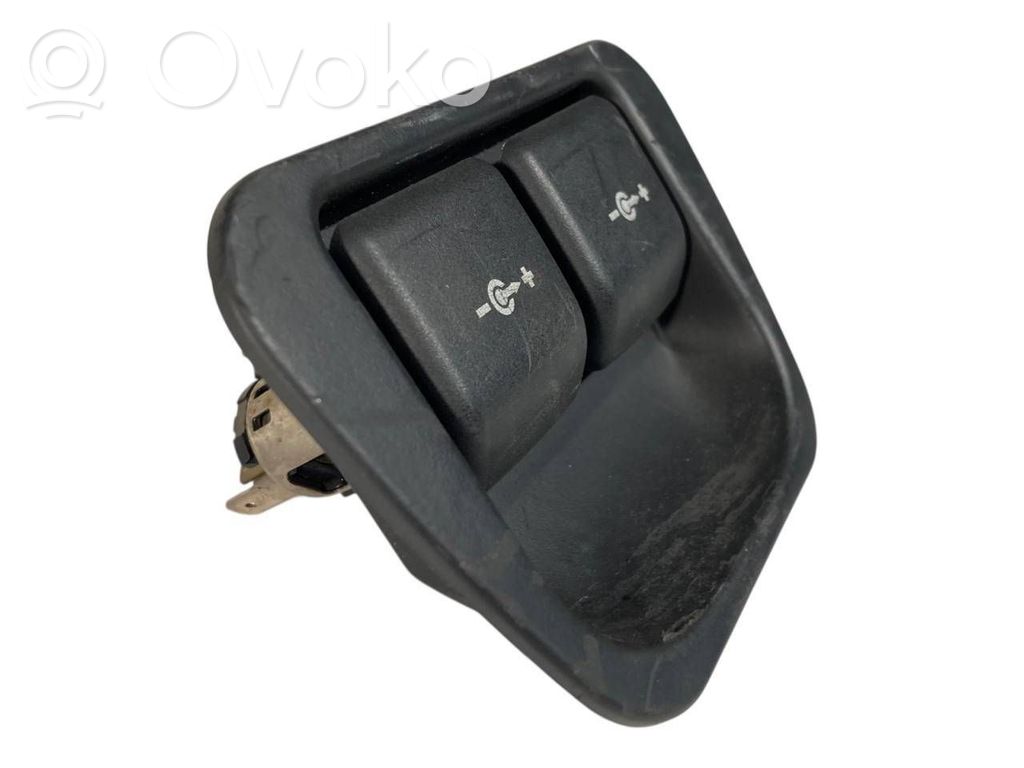 12 V ligzda (aizmugure)