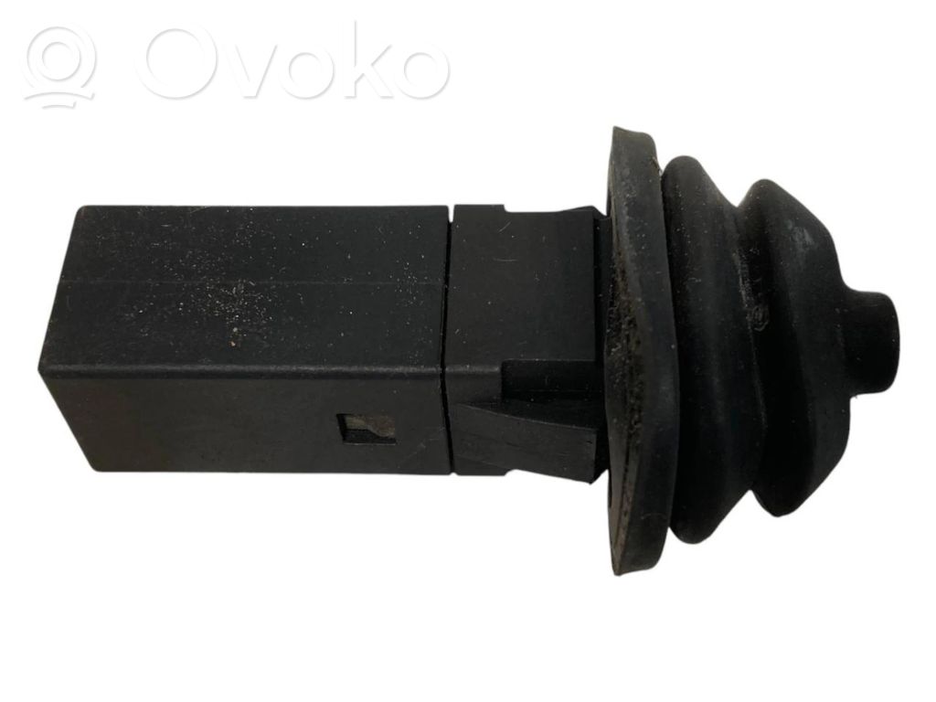 Degvielas tvertnes atvēršanas slēdzis