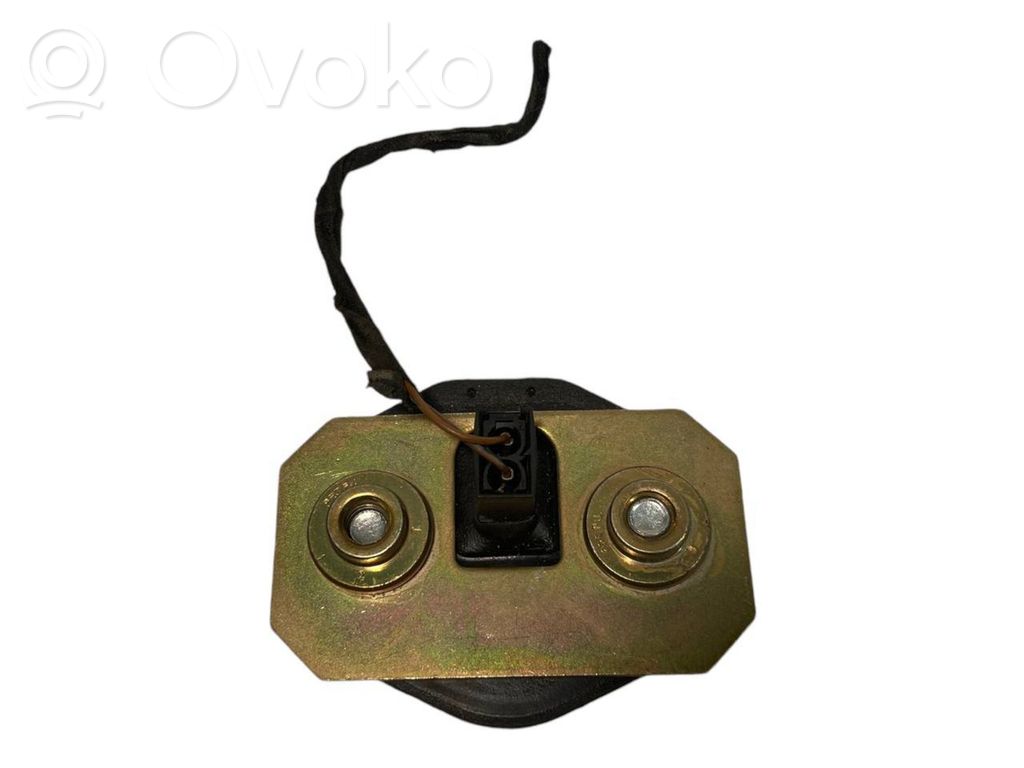 Priekšpusē slēdzenes cilpa