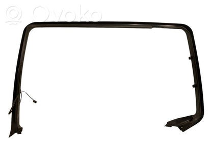 Aizmugurē durvju stikla rāmis