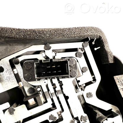 Держатель крышки заднего фонаря