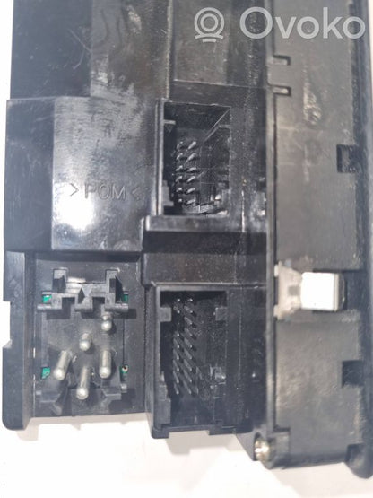 Window lift control switch(es)
