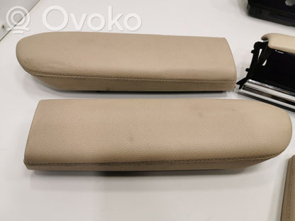 Отсек для хранения вещей на передней двери