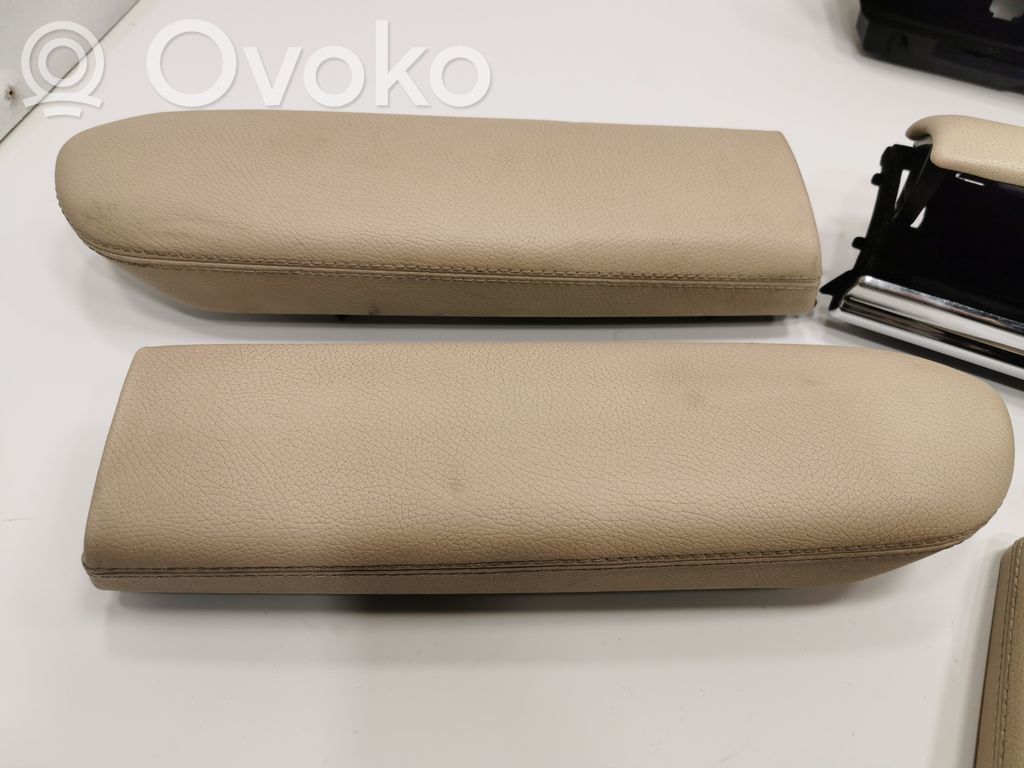 Priekšpusē mantu nodalījums durvīs