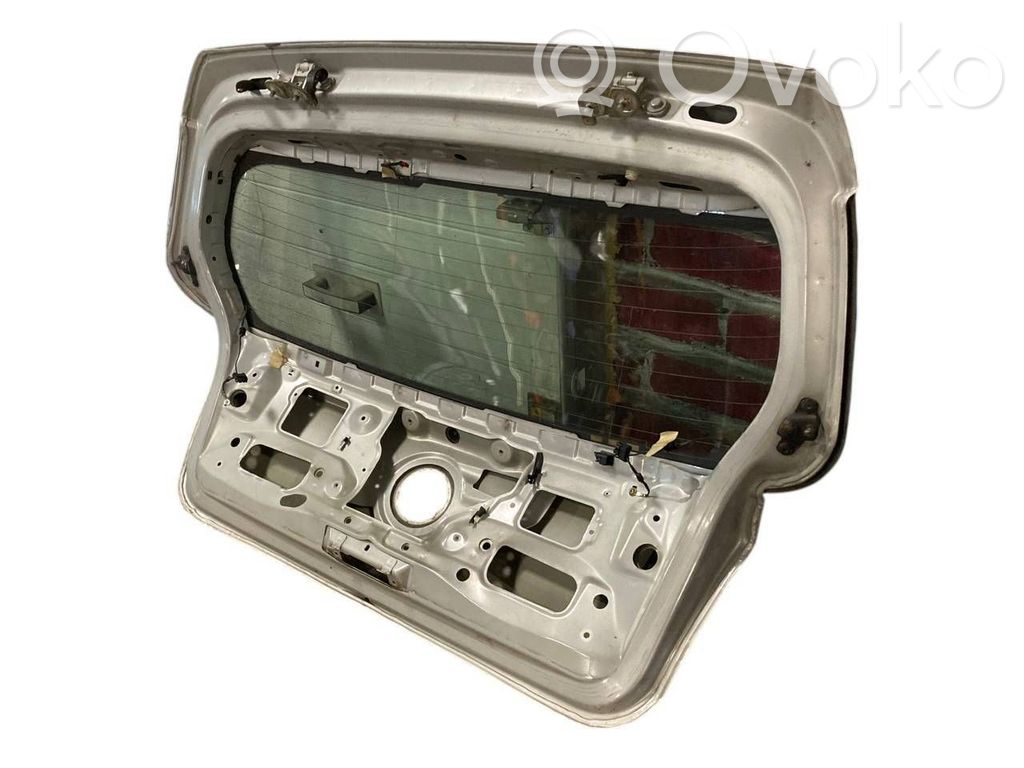 Задняя крышка (багажник)