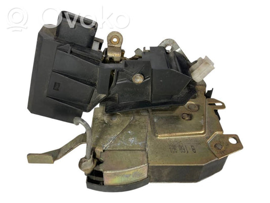 Priekšpusē slēdzene