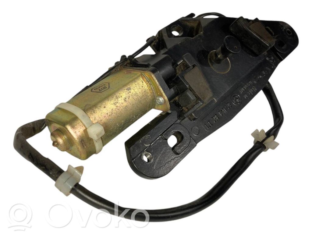 Aizmugurējā pārsega pievilcējs