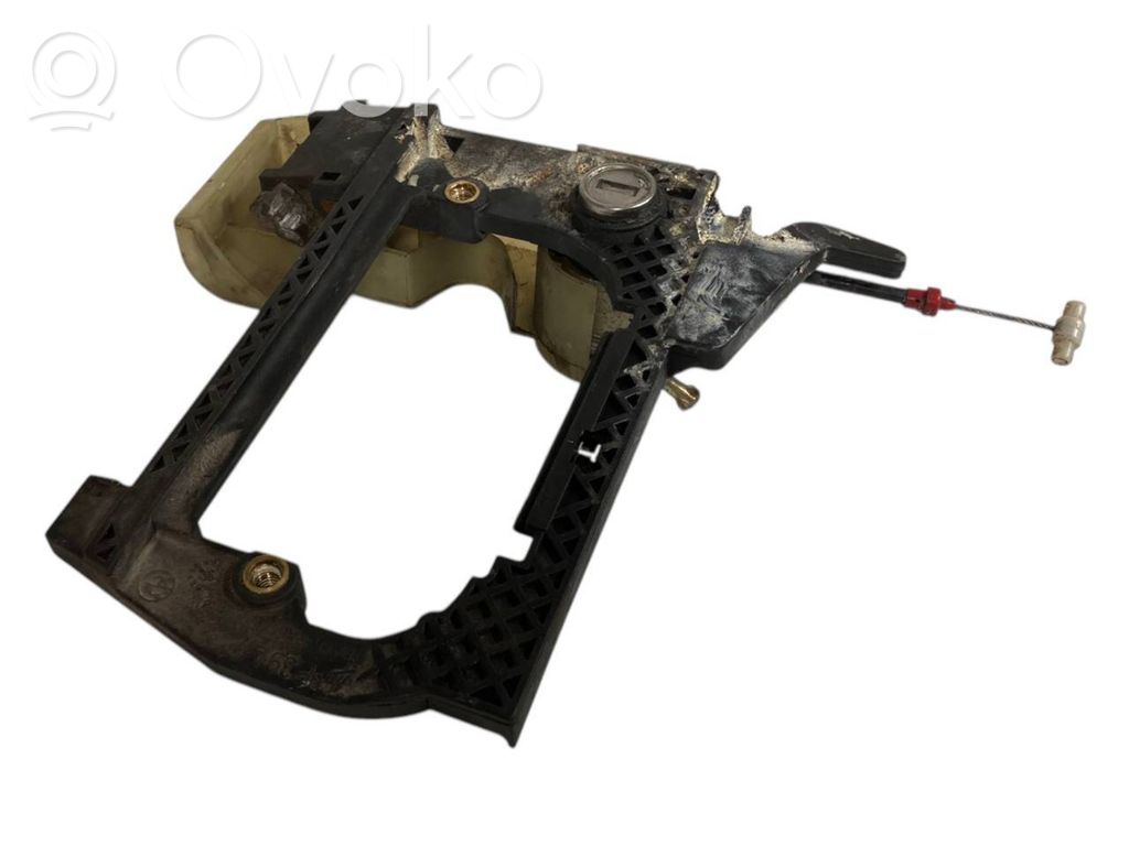 Priekšpusē turētājs / kronšteins ārējam atvēršanas rokturim