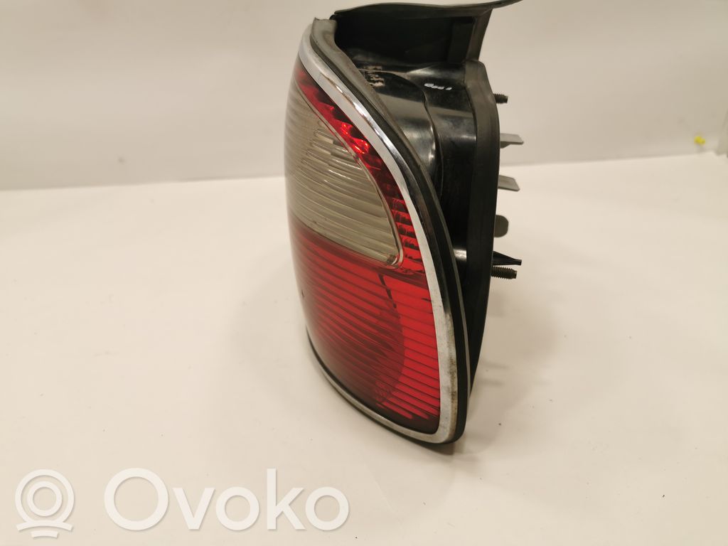 Aizmugurējais lukturis virsbūvē