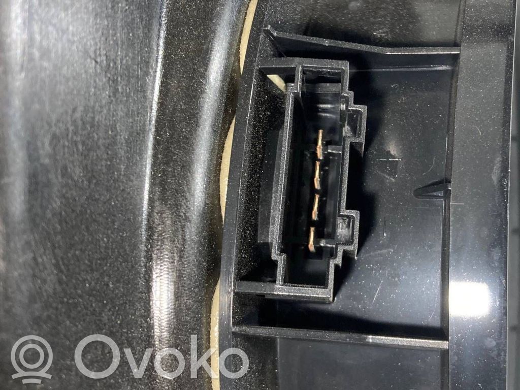 Aizmugurē elektriskais loga pacelšanas mehānisms bez motoriņa