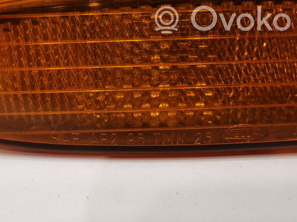 Priekšpusē atstarotājs