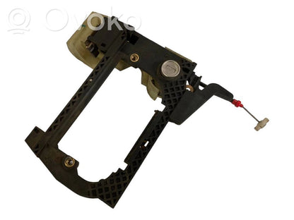 Priekšpusē turētājs / kronšteins ārējam atvēršanas rokturim