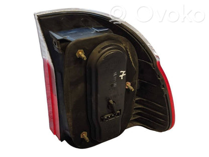 Aizmugurējais lukturis virsbūvē