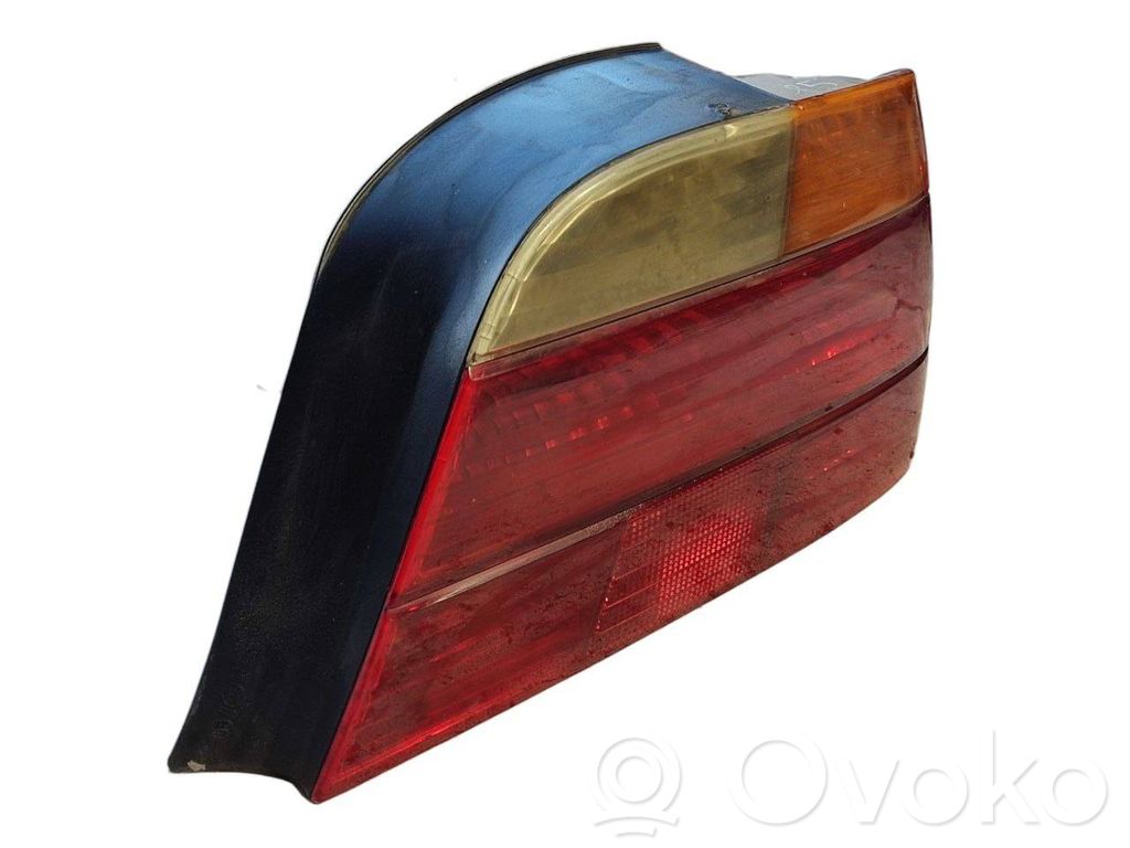 Aizmugurējais lukturis virsbūvē