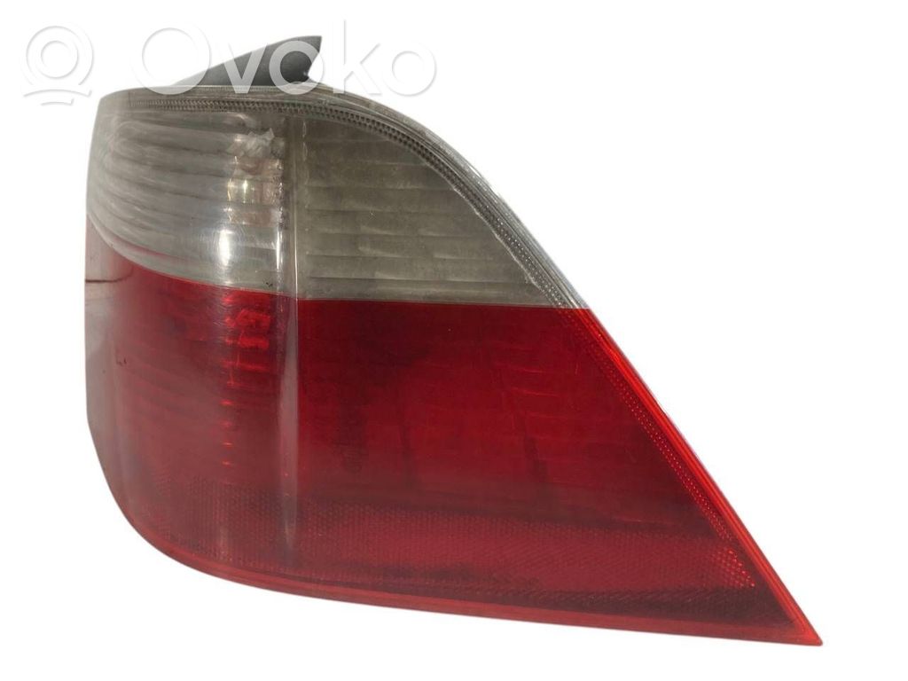 Задний фонарь в кузове