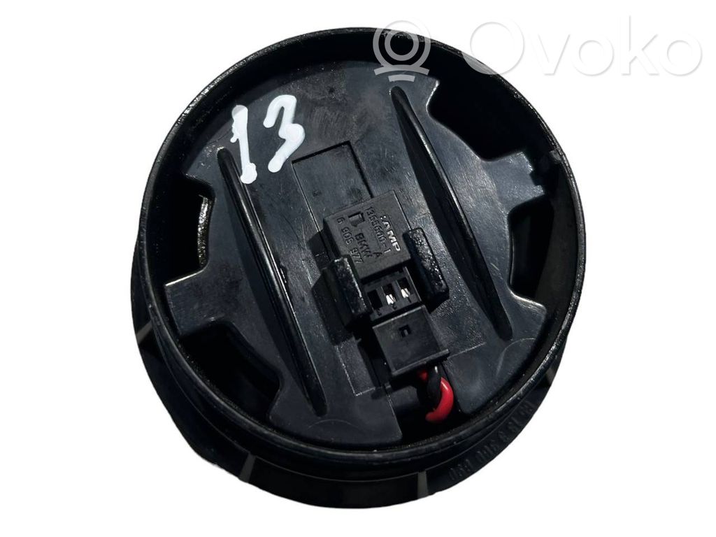 Skaļrunis (-i) priekšējās durvīs