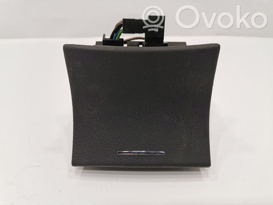 12 V ligzda (aizmugure)