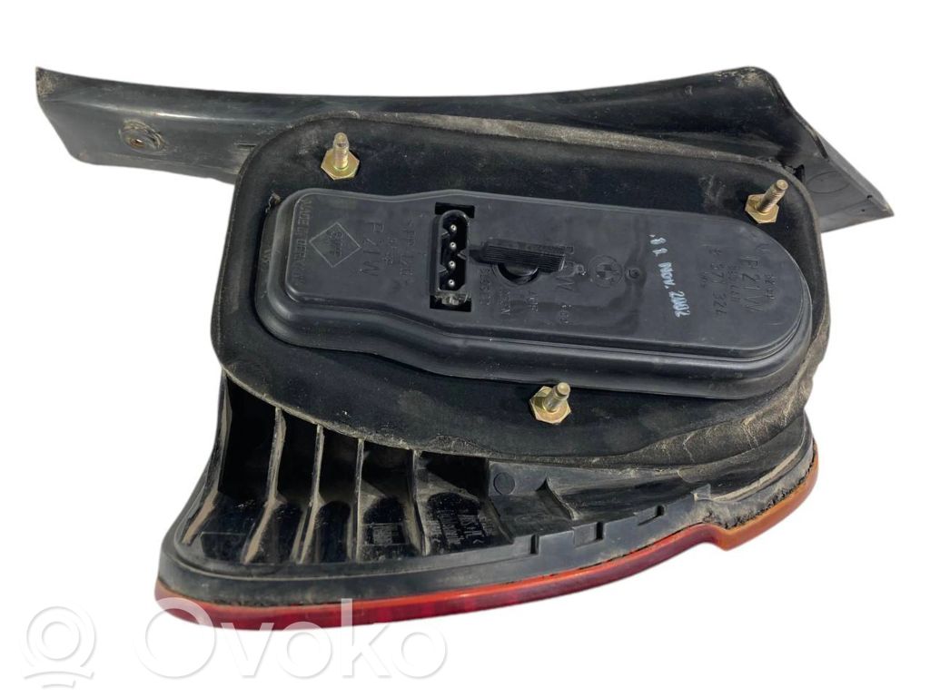 Aizmugurējais lukturis virsbūvē