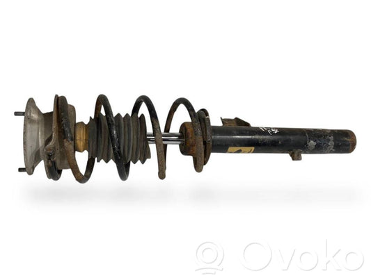 Priekšpusē amortizators ar atsperi