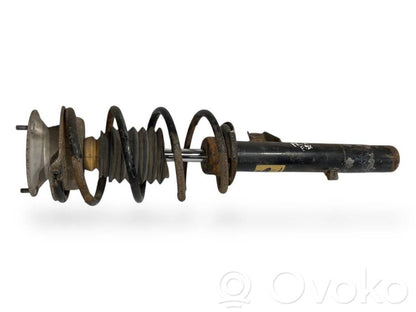 Priekšpusē amortizators ar atsperi