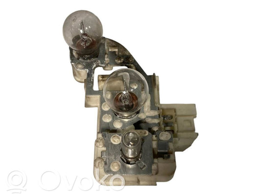 Aizmugures spuldzes vāka turētājs