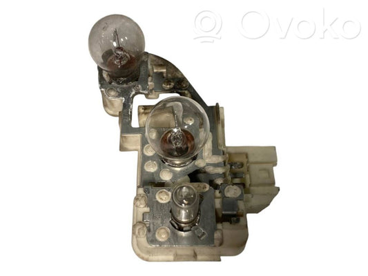 Aizmugures spuldzes vāka turētājs