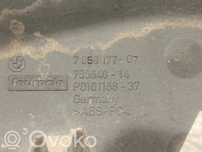 Instrumentu paneļa dekoratīvā apdare