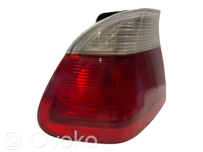 Aizmugurējais lukturis virsbūvē