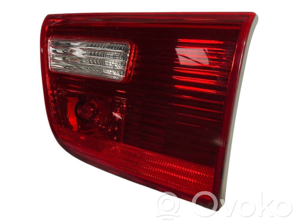 Aizmugurējais lukturis pārsegā