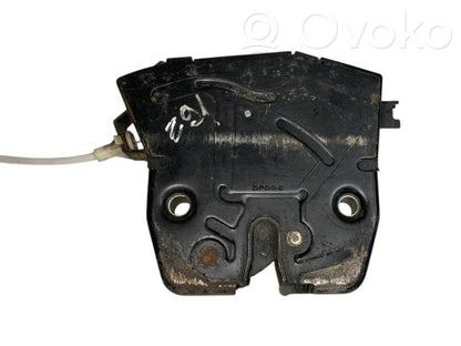 Aizmugurējā pārsega slēdzene