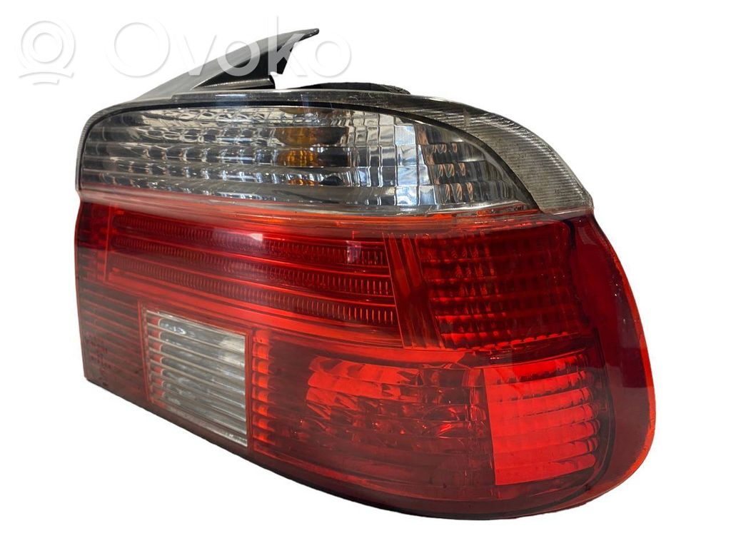 Aizmugurējais lukturis virsbūvē