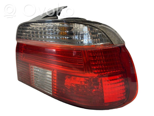 Aizmugurējais lukturis virsbūvē