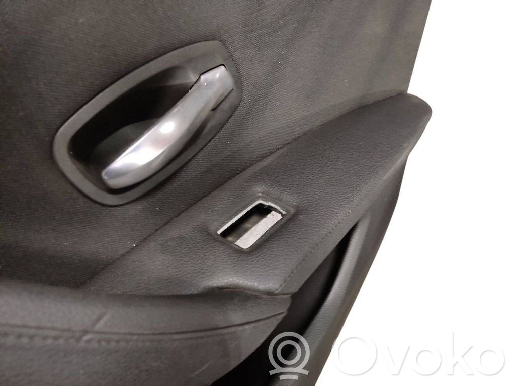 Apšuvums aizmugurējām durvīm