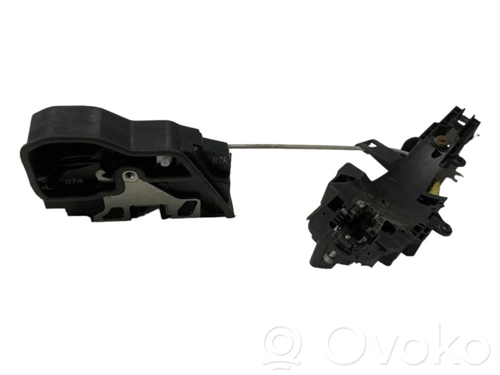 Priekšpusē slēdzene