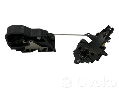 Priekšpusē slēdzene