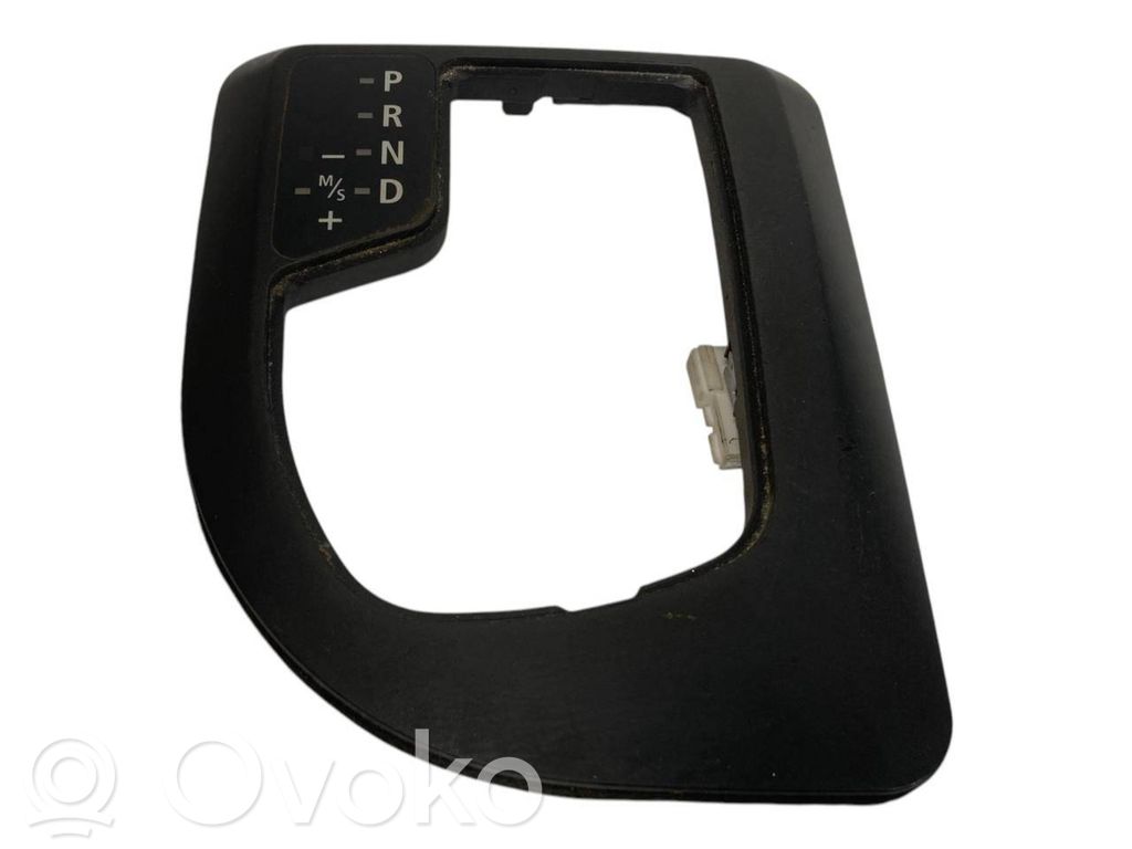 Ātrumu pārslēgšanas sviras dekoratīvā apdare (plastmasas)