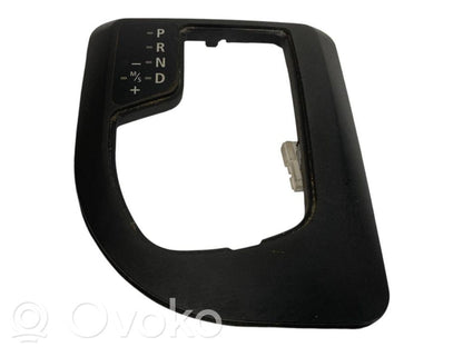 Ātrumu pārslēgšanas sviras dekoratīvā apdare (plastmasas)