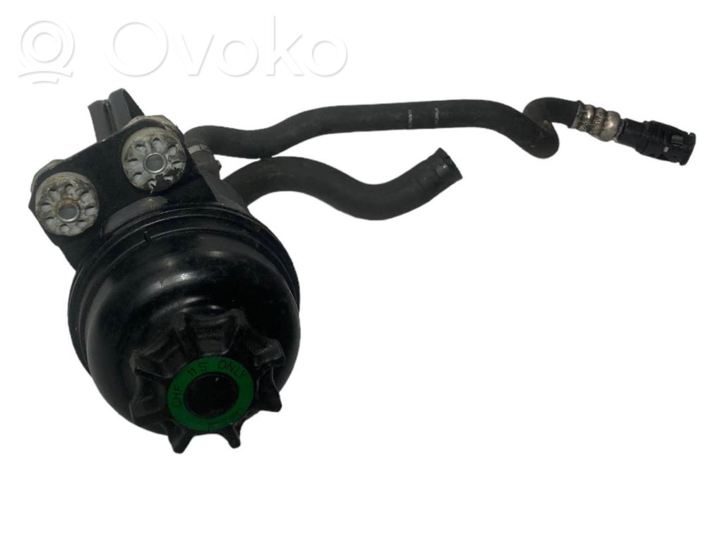 Stūres pastiprinātāja šķidruma tvertne